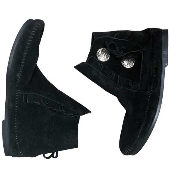Minnetonka Black Suede Boots Fringe Silver Buttons Moccasins NWOB size 8… - Picture 2 of 4